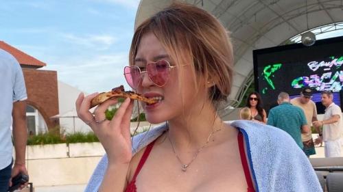 Wow! 5 Pose Seksi Terbuka Anastasya Khosasih di Pantai, Bikin Netizen Halu