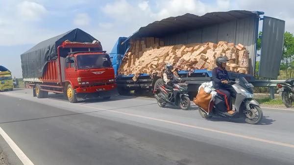 Truk Kontainer Box Tabrak Truk Gandeng di Jalingkut Tegal-Brebes, Isi Muatan Berhamburan