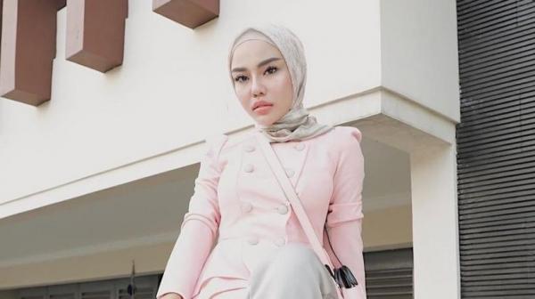 Keluarga Minta Maaf terhadap Korban Penipuan, Selebgram Medina Zein Kini Masuk RS Jiwa