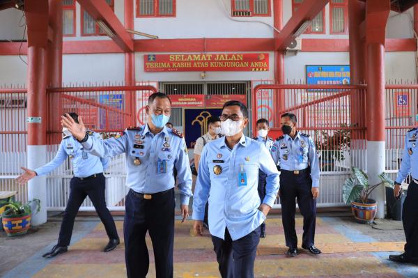 Kunjungi Lapas Surabaya, Kakanwil Minta Dengarkan Keluhan Narapidana Langsung