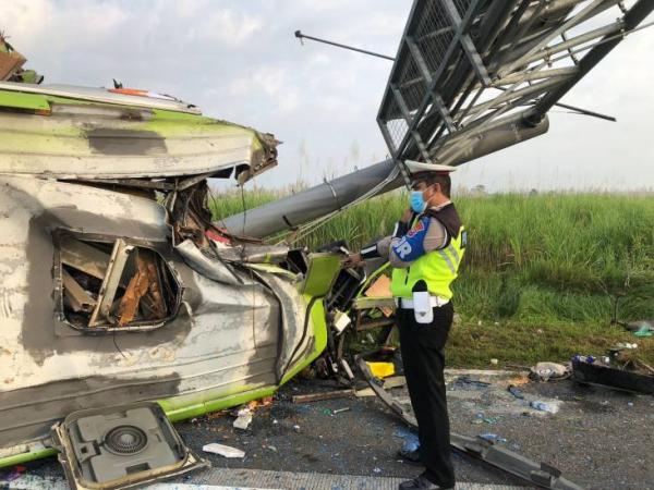Duka Cita Gubernur Khofifah untuk Korban Kecelakaan Maut Bus Pariwisata di Tol Sumo