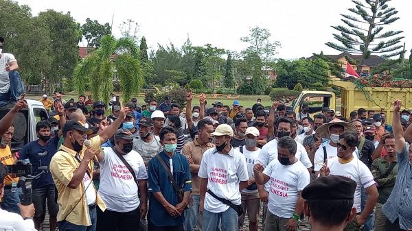 Ratusan Petani Sawit Gelar Aksi Damai di Kantor Bupati dan DPRD Belitung Timur