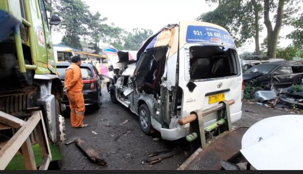 Kecelakaan Maut Di Tol Cipularang, Microbus Travel Tabrak Truk, 2 Tewas ...