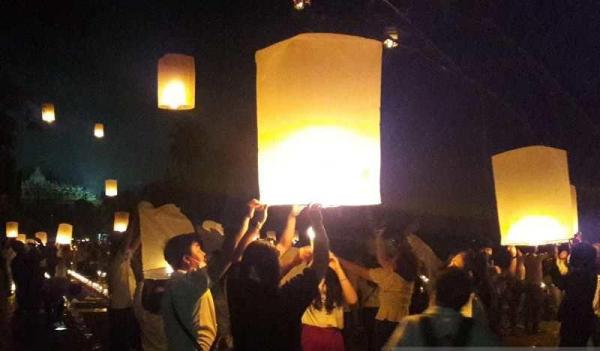 Halaman Candi Borobudur Dipenuhi 2.000 Lampion dalam Perayaan Tri Suci Waisak