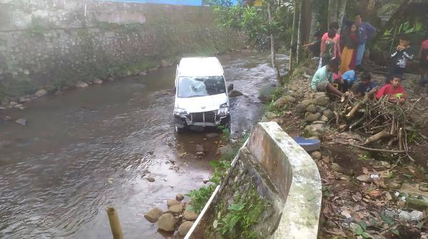 Hindari Kucing, Sebuah Mobil Jasa Ekspedisi di Purwokerto Terjun ke Sungai