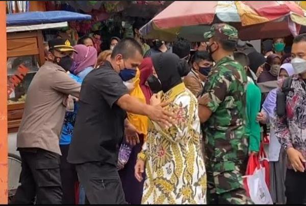 Ketika Pasukan Pengamanan Presiden Hadang Mensos Risma Saat Temui Jokowi di Pasar Gunung Batu Bogor