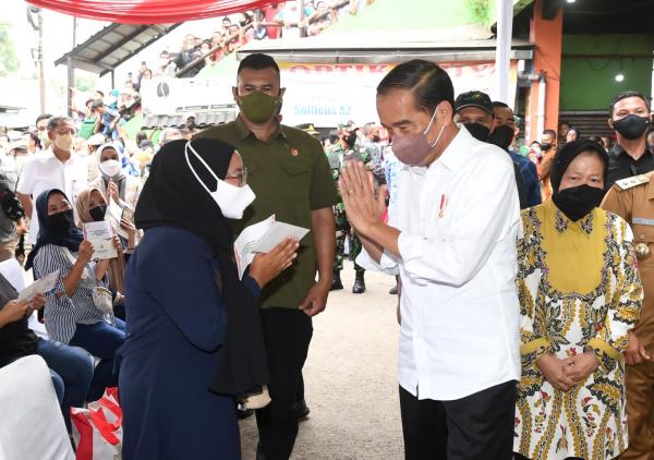 Kejadian Unik Aksi Paspampres Halangi Risma Dekati Jokowi, Sadar Itu Mensos Langsung Turunkan Tangan