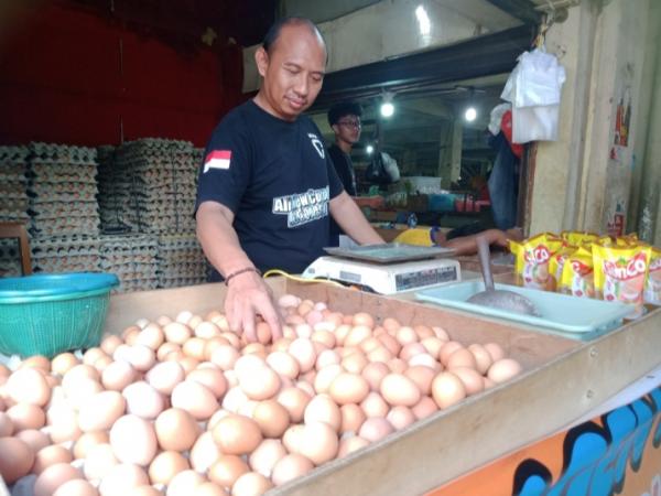 Harga Telur Ayam Kembali Naik, di Pasar Kanoman Cirebon Rp. 26.000 per Kilogramnya