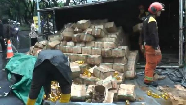 Truk Pengangkut Minyak Goreng Terguling di Surabaya, 6 Ton Tumpah ke Jalan