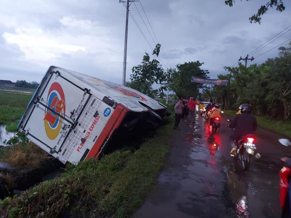 Bus Ekspedisi Rosalia Indah Tergelincir Kedalam Parit, Arus Lalin Sempat Dialihkan Saat Evakuasi