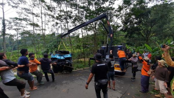 Tak Kuat Menanjak, Mobil Terjun ke Jurang Sedalam 10 Meter di Karanganyar