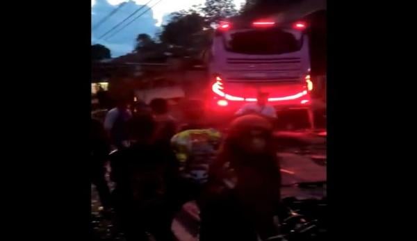 Bus Pariwisata Tabrak Rumah Warga dan Sejumlah Kendaraan di Ciamis, Dikabarkan Banyak Tewas 