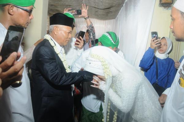 Deretan Foto Meriahnya Pernikahan Viral Kakek dengan Gadis 18 Tahun di Tegalgubug Cirebon