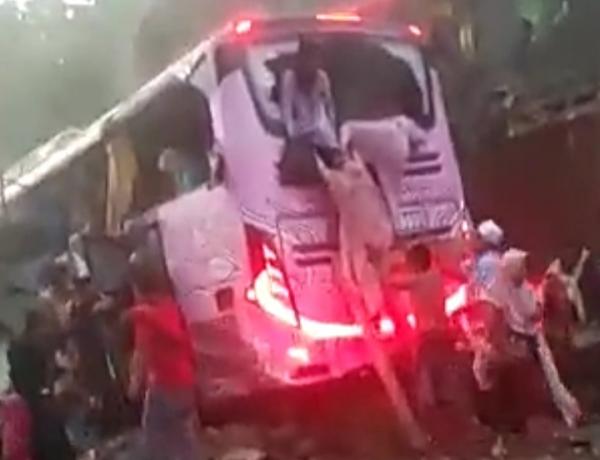 Diduga Rem Blong,Bus Rombongan Peziarah Asal Tangerang Banten Seruduk 3 Rumah Dan Sejumlah Kendaraan