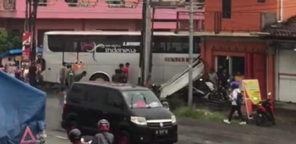 Brakk! Niat Jemput Karyawan Kerja, Bus Malah Hantam Toko Batik di Kebakkramat Karanganyar