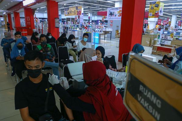 Tetap Antusias, Momen Warga Antre Vaksinasi COVID-19 di OPI Mall