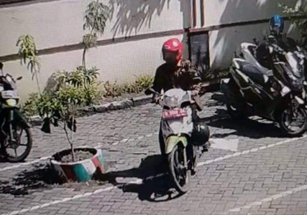 Viral, Oknum Pengendara Motor Plat Merah Curi Helm di Parkiran