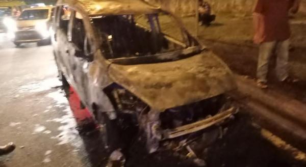 Mobil Ertiga Ludes Terbakar di Serpong, Diduga Korsleting Listrik