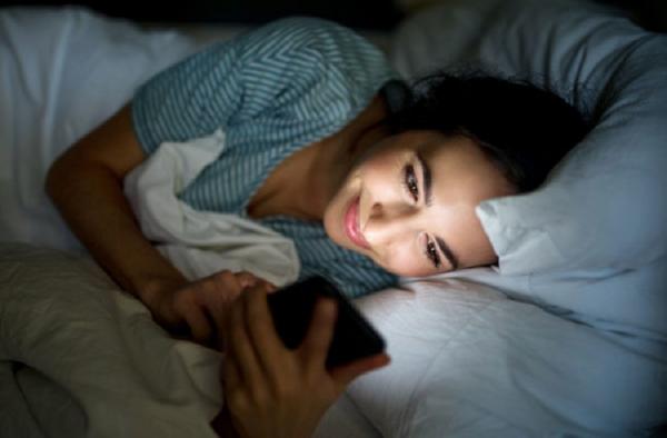 Tak Bikin Tidur Cepat, Main Gadget Sebelum Tidur Justru Sebabkan Ini
