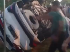 Tabrak Motor, Mobil Toyota Rush di Muna Sulawesi Tenggara Digulingkan Warga