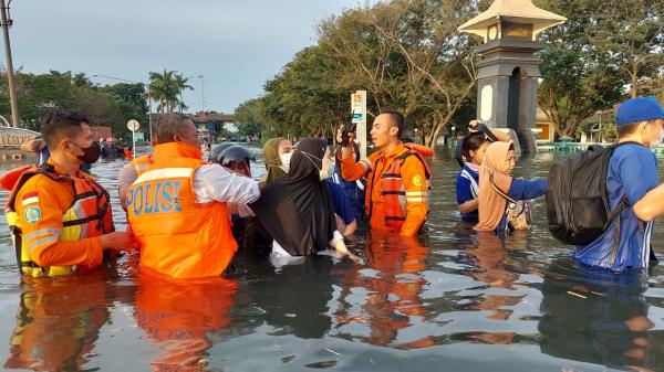 Gunakan Perahu Karet dan Pelampung, Polisi dan Petugas Gabungan  Evakuasi Karyawan PT Lamicitra