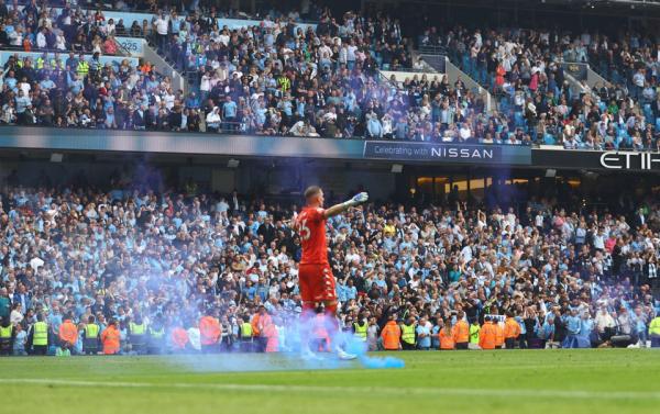 Supporter Serang Kiper Aston Villa, Selebrasi Juara Manchester City Ternoda