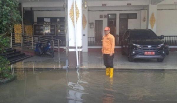 Seluruh Kecamatan di Banjarmasin Dilanda Banjir Rob, Balai Kota Tak Luput Tergenang