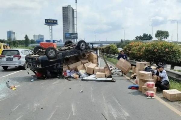 Pecah Ban, Mobil Pikap Jungkir Balik Di Tol Tangerang