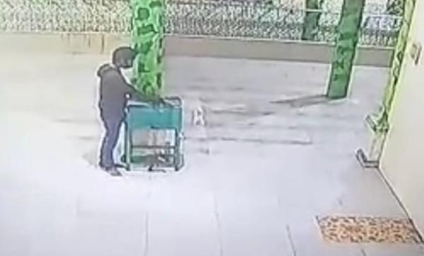 Curi Uang Kotak Amal Masjid, Seorang Pria di Katingan Terekam  CCTV