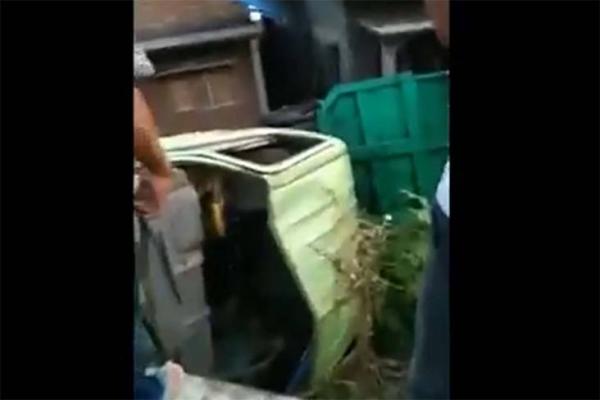 Dump Truk Terbalik Angkut 14 Orang Terbalik di Ende, 2 Tewas