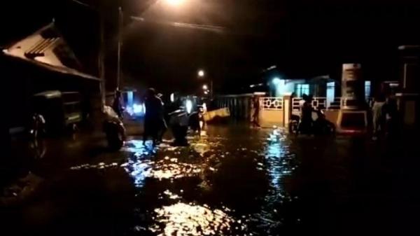 Banjir Rob Brebes Rendam Perumahan, Warga Tetap Enggan Mengungsi, Ini Alasannya