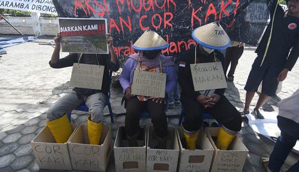 Foto-Foto Petani Mogok Makan dan Kaki Dicor Semen Protes Aktivitas PLTA