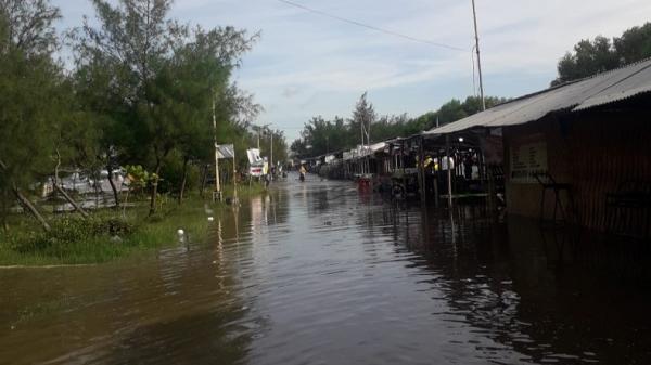 Pantai Karangsong Indramayu Terendam Banjir Rob
