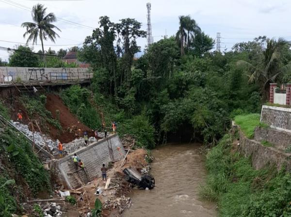 Mobil Pikap Terjun Bebas ke Jurang 20 Meter di Bogor