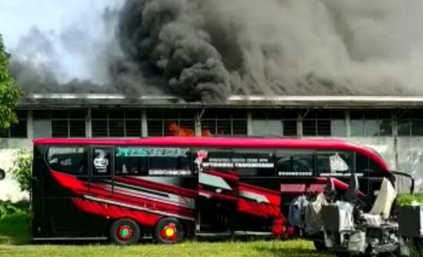 Kebakaran Perakitan Armada Bus Karoseri Laksana Semarang, Diduga Berasal dari Percikan Api Mesin Las