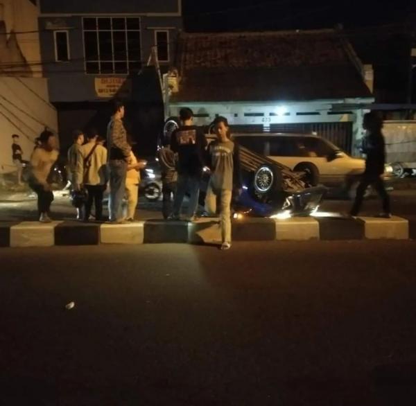 BREAKING NEWS: Minim Penerangan, Mobil Hantam Pembatas Jalan di Cinangoh Karawang