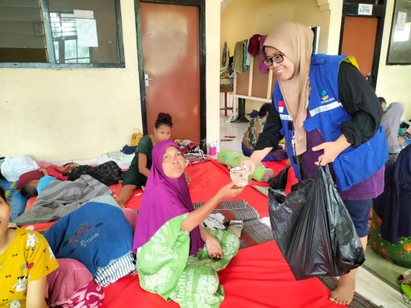 Dinsos-P2KB Kota Pekalongan Salurkan Bantuan Logistik bagi Pengungsi