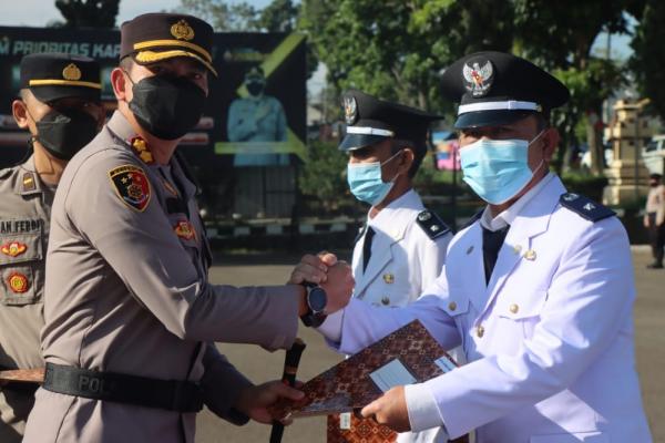 Menjabat Kades, Purnawirawan Polri Terima Penghargaan dari Kapolres Garut