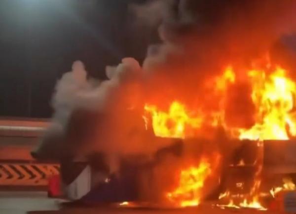 Bus Terbakar di Gerbang Tol Kalihurip Utama 1 Arah Sadang Karawang