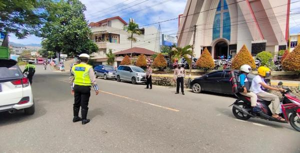 Urai Kemacetan di Hari Raya, Satlantas Polres Tator Patroli Pengamanan di Gereja dan Objek Wisata