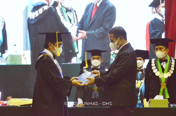 Rektor Unhas Serahkan Daftar Alumni Baru ke IKA Unhas