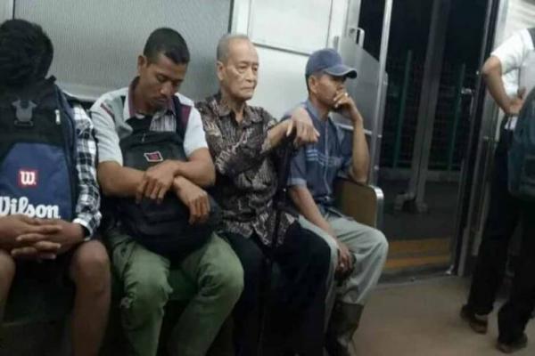 Buya Syafii Naik Transportasi Umum Hingga Makan Di Angkringan