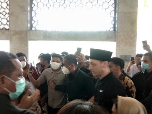 Mesut Ozil Sholat Jumat di Masjid Istiqlal, Inilah Faktanya