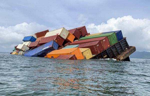 Kapal Tongkang Bermuatan Kontainer Nyaris Tenggelam di Perairan Selat Malaka Utara