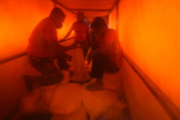 Cegah Karhutla, Ini Momen Operasi Perdana Tebar Garam Pemancing Hujan di Palembang