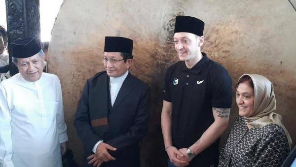 Penampilan Mesut Ozil Berpeci di Istiqlal Curi Perhatian, Kagumi Keindahan Arsitektur Masjid