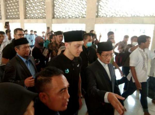 Disambut Hangat, Mesut Ozil Salat Jumat Kenakan Peci Hitam di Masjid Istiqlal