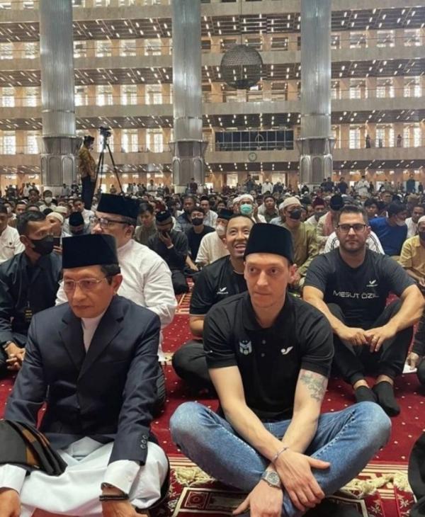 BINTANG Fenerbahce, Mesut Ozil Sholat Jumat di Masjid Istiqlal