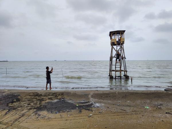 Pasca Diterjang Banjir Rob, Objek Wisata Pantai Karangsong Indramayu Dibuka Kembali