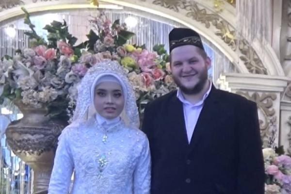 Bule Amerika Gandrungi Mahasiswi dari Kampung di Jombang hingga Menikah